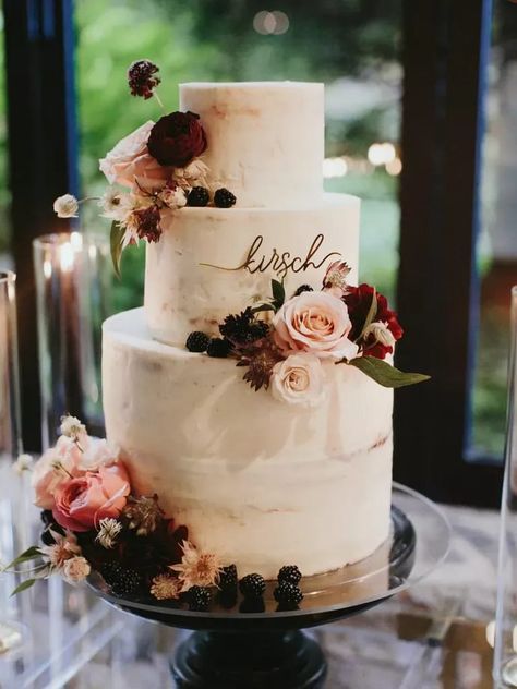 modern fall wedding cake with smooth buttercream frosting, dark pink roses, blackberries and custom last name topper Western Wedding Cakes, Moody Wedding Decor, Cake Topper Initials, Wedding Cake Roses, Black Wedding Cakes, Wedding Cake Photos, Wedding Cake Rustic, Fall Wedding Cakes, Custom Wedding Cakes