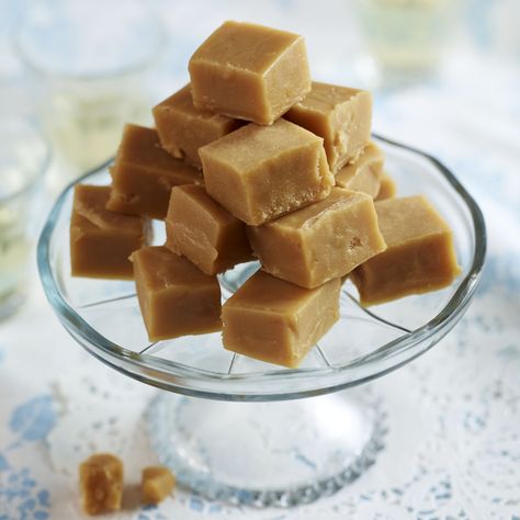 Fudge Homemade, Confectionary Recipes, Cream Fudge, Vanilla Fudge, English Christmas, Homemade Fudge, Fudge Recipe, Clotted Cream, English Food