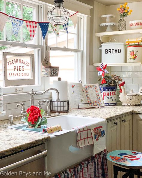 Golden Boys and Me: Red, White and Blue Decor Cocina Shabby Chic, Birthday Today, Country Kitchens, Cottage Kitchens, Deco Retro, Chic Kitchen, Summer Home Decor, Cottage Kitchen, Farmhouse Style Decorating