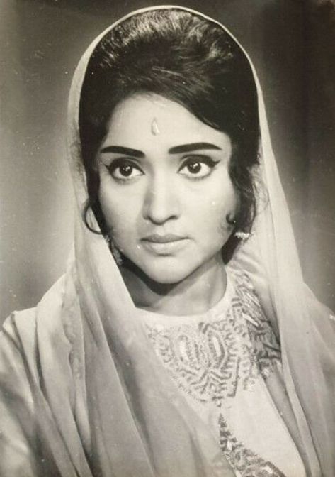 Waheeda Rahman, Bollywood Pictures, Retro Bollywood, Bollywood Cinema, Vintage India, Vintage Bollywood, Indian Aesthetic, Indian Movies, Retro Women