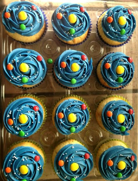 Solar system cupcakes Solar System Party, Solar Eclipse Party, Planet Birthday, Planet Party, Eclipse Party, Rocket Party, Science Birthday Party, Astronaut Party, Science Birthday