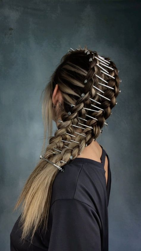 best halloween hairstyle Skeleton Hair Ideas, Scary Hairstyles, Zombie Hairstyles, Witch Hairstyles Halloween, Halloween Braids, Witches Hair, Halloween Hair Ideas, Cullen House, Skeleton Hair