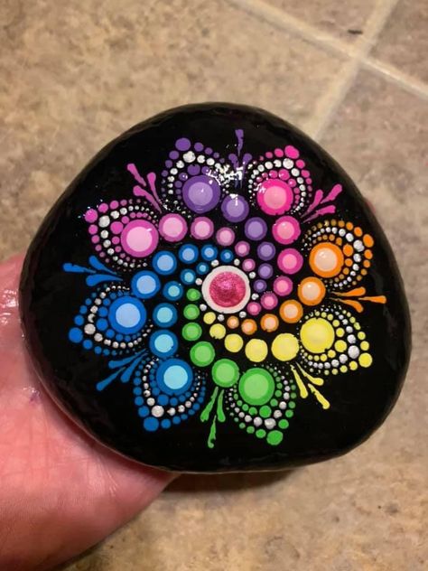 Mandala Art In Stone, Dot Mandala On Stone, Mandala Art On Rocks, Stone Painting Mandala Rock Art, Mandela Rocks Painting, Mandala Art On Stone, Rock Painting Mandala Easy, Rock Painting Ideas Mandala, Mandala Dot Art Patterns