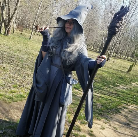 Genderbent Gandalf the Grey Cosplay. Handmade. Lord of the Rings. The Hobbit. Gandalf Costume Diy, Wizard Cosplay Female, Cosplay Lord Of The Rings, Lord Of The Rings Costumes For Women, Lord Of The Rings Cosplay, Lord Of The Rings Costumes, Larp Fashion, Hobbit Cosplay, Lotr Costume