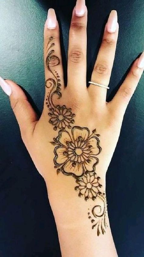 Henna Motive, Hanna Tattoo, Small Henna Tattoos, Henna Designs Simple, Henna Flower Designs, Cream Tattoo, Wrist Henna, Inai Pengantin, Cute Henna Tattoos