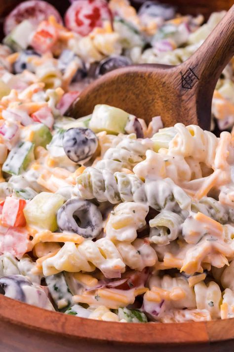 Ranch pasta salad takes the deli classic to flavortown thanks to the addition of tangy buttermilk and a packet of ranch seasoning. Fresh veggies, tender pasta, creamy dressing, and cheddar too—yep, this one's a crowd-pleaser! Ranch Pasta Salad Recipes, Pasta Salad With Ranch Dressing, Ranch Macaroni Salad, Tangy Pasta Salad, Garlic Ranch Dressing, Pasta Salad Dressing Recipe, Rotini Pasta Salad, Homemade Pasta Salad, Pasta Creamy