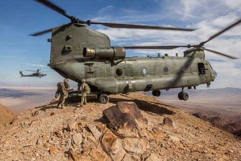 A British Chinook, watched over by an Apache, performs a pinnacle landing to supply ground forces. https://t.co/i00SmMyvZr Boeing Ch 47 Chinook, Marines Corps, Chinook Helicopters, British Armed Forces, American Military, Royal Marines, Mojave Desert, British Military, Military Helicopter