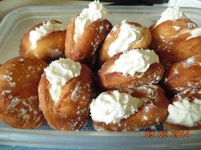 Copycat Dunkin Donuts' Vanilla Cream Filled Donuts. This such a great doughnut recipe, quick & easy! Dunkin' Donuts, Cream Filled Donuts, Vanilla Cream Filling, Homemade Donuts Recipe, Homemade Doughnuts, Vanilla Filling, Torte Cupcake, Filled Donuts, Dessert Aux Fruits