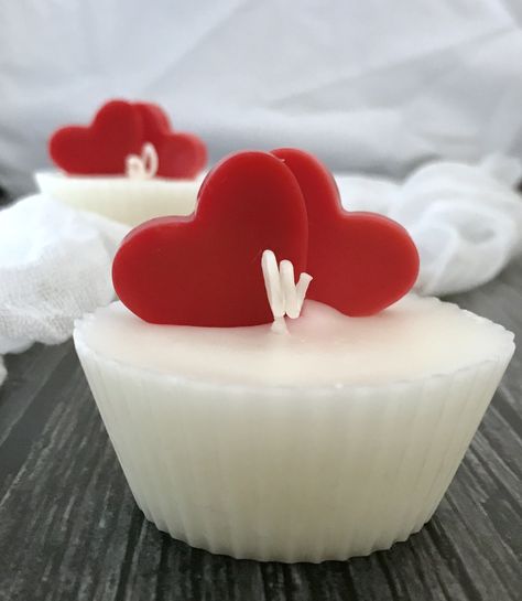 Diy Candles With Flowers, Lilin Aroma, Beeswax Candles Diy, Handmade Candles Diy, Diy Candles Homemade, Soya Mumu, Homemade Scented Candles, Valentine Candles, Cupcake Candle