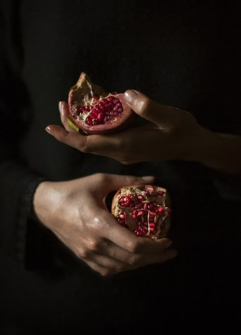 Pomegranate Art, Hades And Persephone, Arte Inspo, Shooting Photo, European Art, Granada, Fine Art Photography, Pomegranate, Art History