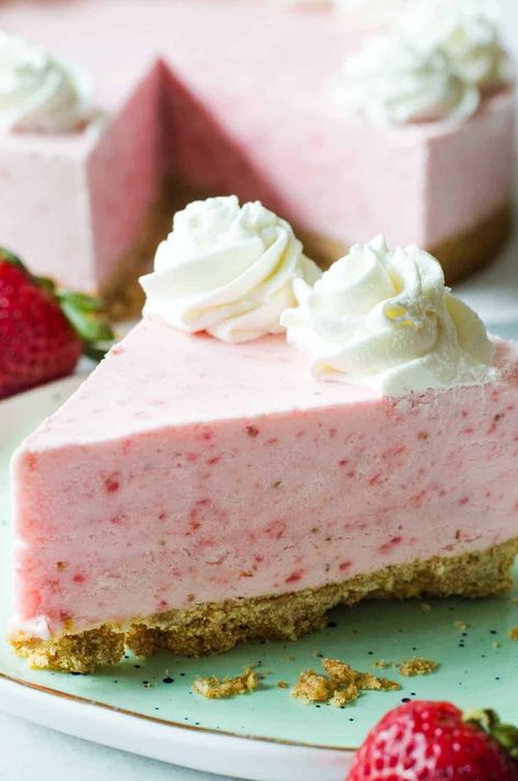 Yogurt Pie Recipe, Strawberry Yogurt Pie, Fresh Strawberry Desserts, Yogurt Pie, Strawberry Frozen Yogurt, Strawberry Cheesecake Recipe, Food Simple, Frozen Strawberry, Pretzel Crust