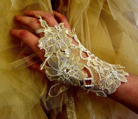 Lace Collar Pattern, Irish Wedding Dresses, Irish Lace Crochet Pattern, Irish Crochet Flowers, Crochet Lace Collar, Romanian Lace, Russian Crochet, Types Of Lace, Crochet Wedding