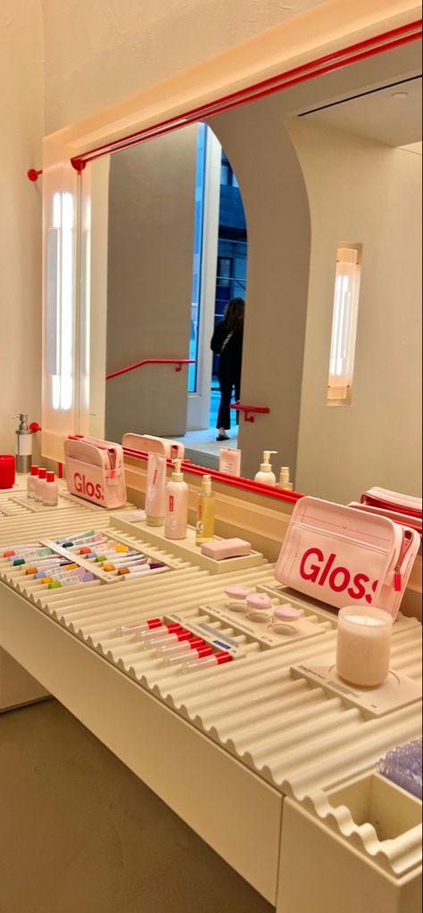 New York Glossier, Glossier Store Aesthetic, Bueaty Products, Glossier La Store, Glossier Nyc, Glossier Shop, Glossier Store Nyc, Glossier New York, Nyc Bday