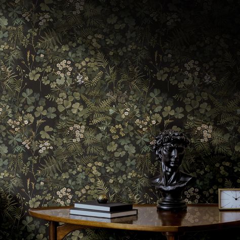 Slytherin Inspired Bedroom, Dark Aesthetic Room, Dark Botanical Wallpaper, Wallpaper Moody, Sticky Wallpaper, Foliage Wallpaper, Rage Room, Dark Green Bathrooms, Forest Meadow