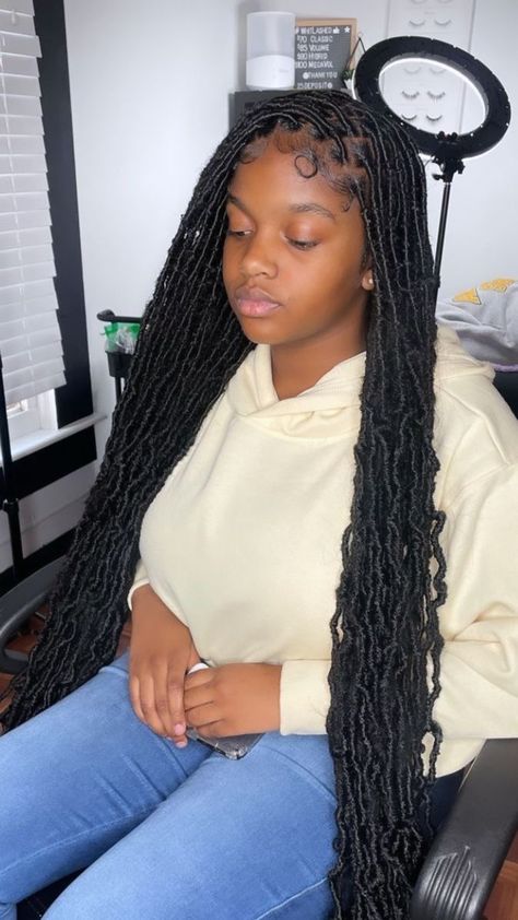 Small Faux Locs Long With Color, Back To School Hairstyles Soft Locs, Cute Soft Locs, Soft Locs Black Women, Medium Soft Locs, Knotless Soft Locs, Goddess Soft Locs, Distressed Soft Locs, Soft Locs