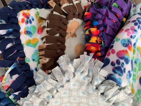 Make Blankets for Dogs and Cats - A.R.F.-Animal Rescue Foundation Diy Dog Blankets, Fleece Dog Bed, Kids Ties, Cats Diy Projects, Animal Shelters, Make Blanket, Patchwork Blanket, Cat Blanket, Comfortable Bed