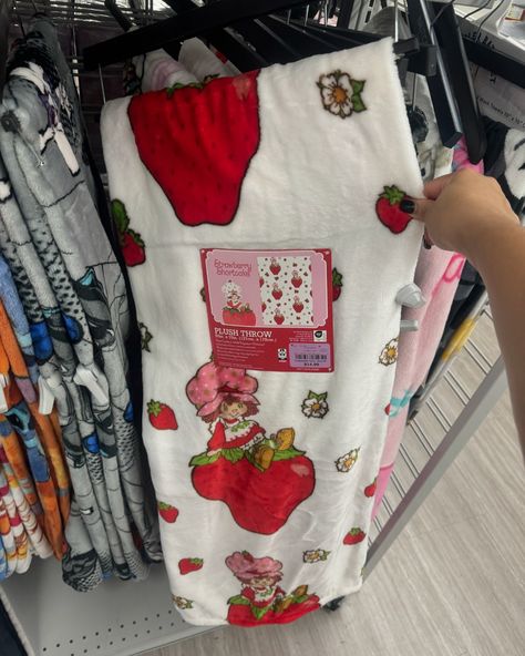 Loving this strawberry shortcake blanket 🍓 . . . . . . . . #creatorsearchinsights #simplysourced #simplysourcedllc #tiktokshopbacktoschool #hellokitty #hellokittyhalloween #halloweenhellokitty #hellokittyhunting #huntingforhellokitty #BlueSky #BlueSkyClayworks #BlueSkyCeramics #HellokittyCeramics #BlueSkyHellokitty #HellokittyBlueSky #StrawberryShortcake Strawberry Stuff, Strawberry Shortcake Cake, Short Cake, Quirky Girl, Strawberry Baby, Strawberry Decorations, Strawberry Shortcake Doll, Hello Kitty Halloween, Dream Gift