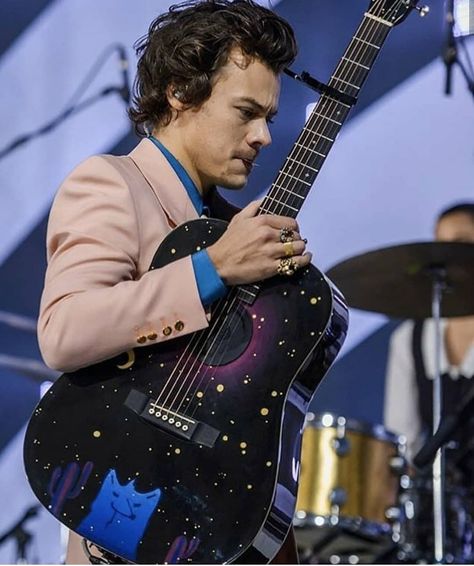 Fine Line Guitar, Harry And Louis, Harry Performing, Harry Styles Fine Line, Niall And Harry, Harry Styles Pictures, Mr Style, Harry Edward Styles, Edward Styles