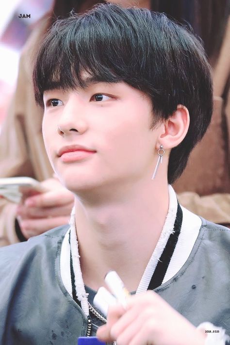 Korean Bowl, Hairstyle Korean, Fashion Outfits For Men, Txt Matching, Natural Beauty Hacks, Kpop Nails, Basic English, Elegant Beauty, Skz Hyunjin