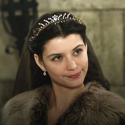 Kosem Sultan Aesthetic, Kosem Sultan Beren Saat, Historical Queens, Sultan Kosem, Drama Videos, Muslim Photos, Best Quotes Images, Kosem Sultan, Portrait Reference