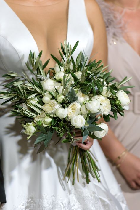 Olive And White Bouquet, Bride Bouquets Olive Branch, Olive Flower Bouquet, Bridal Bouquet Italy, Wedding Decor Olive Branches, Olive Branch Greenery Wedding, Bridal Bouquet With Olive Leaves, Bouquet With Olive Branches, Olive Bridal Bouquet