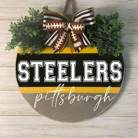 Football Round Door Sign, Football Season Cricut Ideas, Steelers Door Sign, Steeler Door Hanger, Steelers Wooden Signs, Round Wood Crafts Projects, Steelers Door Hanger, Nfl Door Hanger, Wooden Round Door Hanger