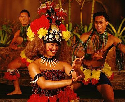 Sooo proud to be Samoan! The taualuga. Samoan Dance, Ocean Trench, Polynesian Dance, Polynesian Islands, Māori Culture, Polynesian Culture, Traditional Dance, Island Art, Traditional Clothes