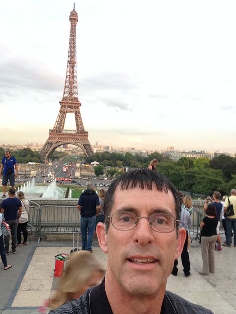 My "Selfie" with the Eiffel Tower in Paris, France (Sept. 2014). Funny Eiffel Tower Pictures, Eiffel Tower Selfie, Evil Tower, Paris Selfie, Eiffel Tower Pictures, Night Selfie, Eiffel Tower In Paris, Tower In Paris, French People