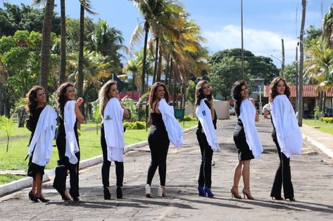 Lab Coat Photoshoot Ideas, Pinning Ceremony Nurse, White Coat Ceremony, Medical Photography, Pinning Ceremony, Graduation Photography Poses, Medical Photos, Grad Photoshoot