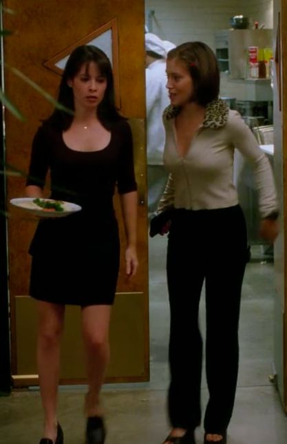 Charmed 1998 Outfits, Charmed Season 1 Outfits, Charmed Aesthetic Outfits, Charmed Outfits 90s Season 1, Piper Charmed Outfit, Charmed Phoebe Outfits, Piper Halliwell Outfits, Phoebe Charmed Outfits, Charmed Tv Show Outfits