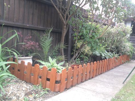 #PalletFence A small fence made from repurposed pallets to edge a border. Pagar Modern, Small Garden Fence, Trellis Fence, Fence Plants, Small Fence, Fence Doors, Concrete Fence, 1001 Pallets, Pallet Fence