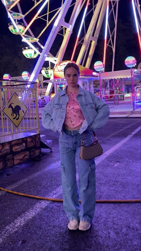 luna park at night | fair rides | fair pictures |  summer photo aesthetic | photo dump | model face | modelling photos | doll face | pretty face | pretty girls | baddies | selfie | summer vibes | bumper cars | good vibes summer | shoulder bag | downtown girl   #lunapark #summeevibes | pose inspo | photo idea | instagram photo inspo | pic inspo Amusement Park Aesthetic Outfit Summer, Fair Outfit Inspo Pics, Theme Park Pose Ideas, Theme Park Instagram Pictures, Themepark Aesthetic Outfit Summer, Streetwear Style Aesthetic, Oversized Style, Photoshoot Outfits, Summer Nights