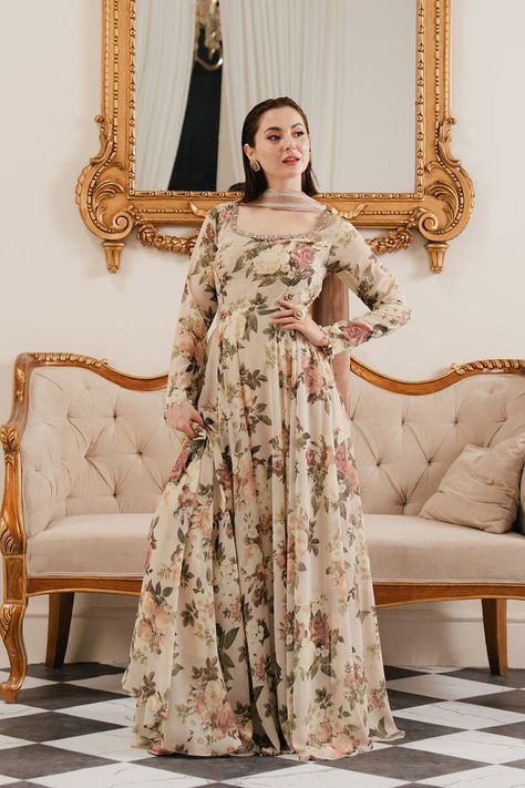 Floral Pakistani Dress, Frock Fashion Pakistani, Pakistani Frock Design Casual, Pakistani Shadi Dresses, Hania Amir Dresses, Hania Aamir, Sarees Traditional, Simple Frock Design, Simple Dress Casual