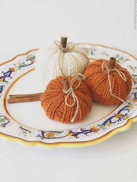 picture of knit pumpkins easy knitting pattern free Pumpkin Knitting Pattern, Pumpkin Knitting, Knitted Pumpkins, Halloween Knitting Patterns, Pumpkin Easy, Knit Pumpkins, Pumpkin Patterns Free, Halloween Knitting, Fall Knitting Patterns