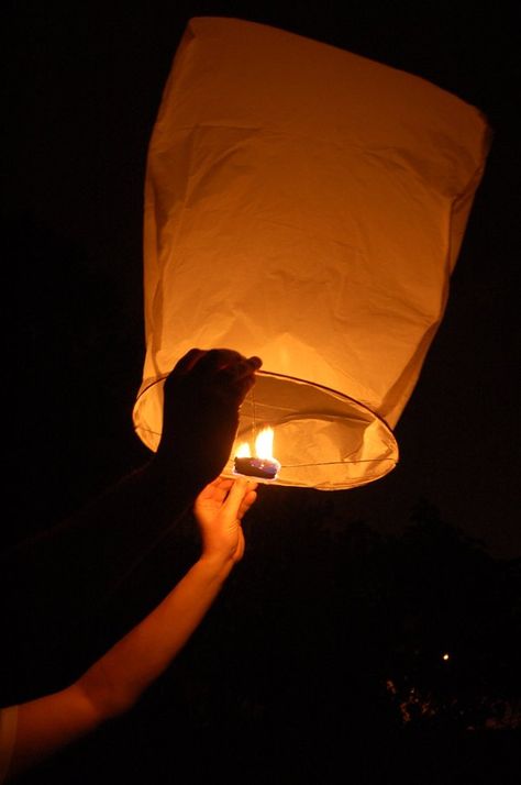 chinese lantern Lanterns Aesthetic, Lantern Pictures, Lanterns At Night, Shopping Snap, Lantern Aesthetic, Creative Snapchats, Night Rides Car, Diwali Fireworks, Diwali Wallpaper