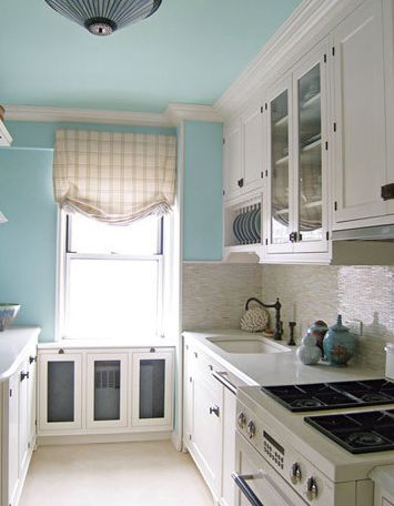 How to choose Ceiling colours; Do’s and Don’ts - Maria Killam - The True Colour Expert Donald Kaufman was recently interviewed about painting bedroom ceilings and he said “Consider painting the ceiling the same hue as the walls.  When a colour surrounds you it creates a richer atmosphere and in a bedroom you end up looking at the ceiling the most.” Robins Egg Blue Kitchen, Blue White Kitchens, Blue Ceilings, Colored Ceiling, Popular Kitchens, Kitchen Paint Colors, Kitchen Ceiling, Kitchen Pictures, Blue Kitchens