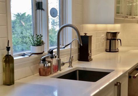 Minimalist Kitchen Counter, Clean Up Routine, Minimalist Kitchen Counters, Counter Organization Ideas, Kitchen Counter Organization Ideas, Modern Minimalist Kitchen, Kitchen Counter Organization, Interior Design Minimalist, Counter Organization