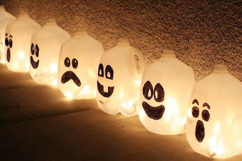 Milk Jug Ghost Lanterns Milk Jug Ghosts, Milk Jug Crafts, Halloween Luminaries, Diy Halloween Dekoration, Halloween City, Diy Luminaire, Halloween Diy Outdoor, Easy Diy Halloween Decorations, Dollar Store Halloween