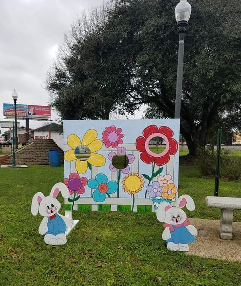 Easter Cardboard Decoration, Easter Picture Backdrop Ideas, Diy Easter Backdrop Ideas, Easter Display Ideas, Easter Backdrop Ideas, Easter Bunny Photo Booth, Diy Bunny Decor, Outdoor Easter Party, Easter Home Decorations