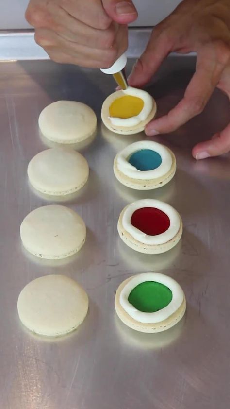 Harry Potter Hogwarts House Macarons with Sorting Hat Decorations Harry Potter Biscuits, Harry Potter Baking Ideas, House Sorting Ideas, Harry Potter Desert, Harry Potter Macarons, Harry Potter Foods, Hogwarts House Sorting, Harry Potter Themed Snacks, Harry Potter Baking