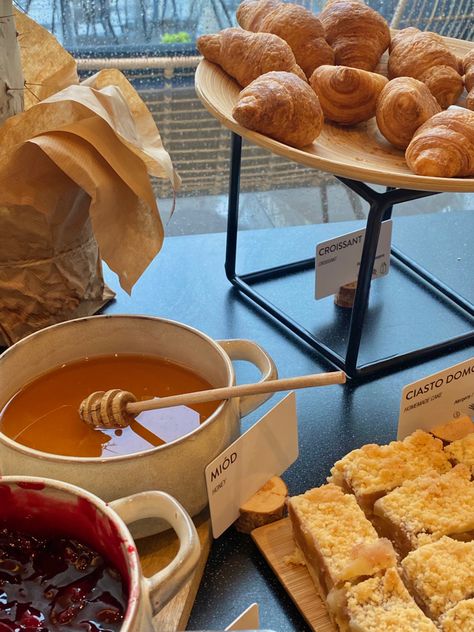 Hotel Breakfast Buffet Aesthetic, Breakfast Hotel Aesthetic, Autumn Breakfast Aesthetic, Hotel Breakfast Aesthetic, Baking Ideas Aesthetic, Hotel Breakfast Buffet, European Breakfast, Aesthetic Hotel, Breakfast Summer