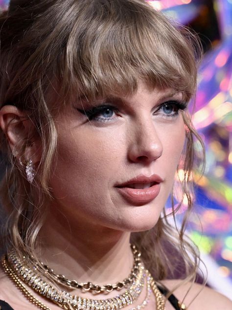 Pale Girl Aesthetic, Taylor Swift Face, Taylor Swift Vma, Taylor Swift Grammy, Taylor Swift Grammys, Rock Women, Taylor Swift Icon, Photos Of Taylor Swift, Taylor Guitar