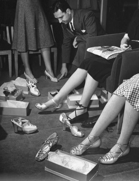 Shoe shopping, 1942. Nina Leen, 1940 Dress, 1940s Shoes, Fashion 1940s, 1940's Fashion, Wardrobe Planning, 40s Fashion, The 40s, Vestidos Vintage