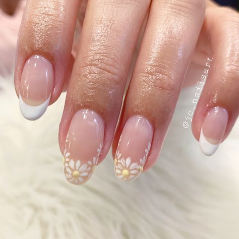 #daisy #nails #nailart #nailsofinstagram #naildesign Wedding Nails White Flowers, Daisy Tip Nails, Clear Daisy Nails, Bridal Shower Manicure, French Nails Daisy, Daisy French Tip, Daisy Wedding Nails, Daisy Spring Nails, French Daisy Nails