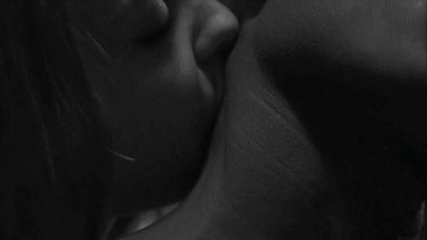 Mumm Calin Gif, Obsessed Girlfriend, Toni Stark, Last Kiss, Kissing Couples, Kissing Him, Aesthetic Gif, Beautiful Mind, Love Couple