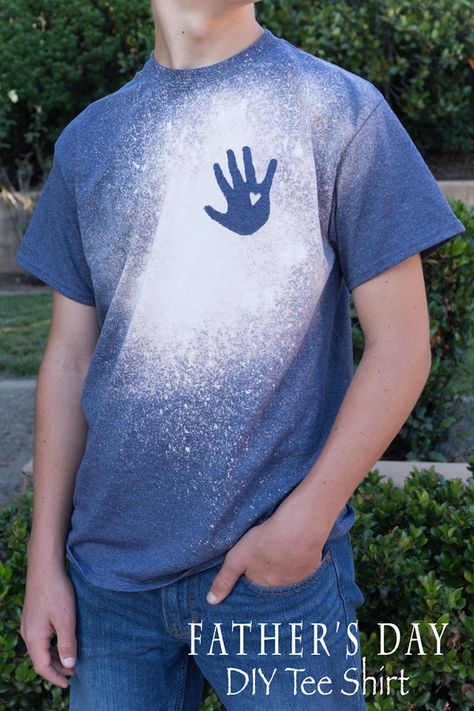 Father’s day is just around the corner. I have the perfect gift you can help your grandchildren make for Dad on his special day. An Easy Fathers Day Shirt  personalized with your grandchild’s handprint. This is a fun, quick and easy project that Dad will love to wear over and over again! Grandpa Birthday, Diy Gifts For Dad, Diy Tees, Diy Father's Day Gifts, Shirt Diy, Father's Day Diy, Dad Day, Fathers Day Crafts, Fathers Day Shirts