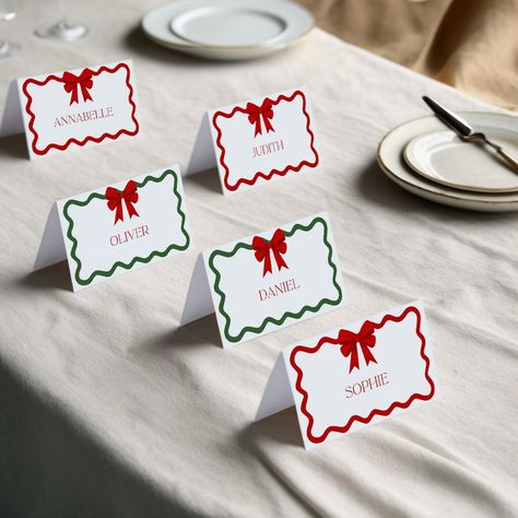 Christmas Place Cards Ideas, Table Cards Christmas, Table Name Cards Christmas, Christmas Table Cards, Christmas Menu Ideas Buffet, Christmas Table Name Cards, Christmas Dinner Party Table Decor, Christmas Name Place Cards, Christmas Name Cards