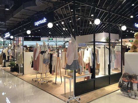 Pop Up Clothing Display, Mall Kiosk, Festival Booth, Clothing Store Design, Mall Stores, Clothing Displays, Global City, Kiosk Design, Store Interiors