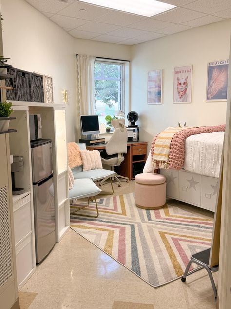 College Single Dorm, Single Dorm Room Ideas Layout, Dorm Room Ideas Brown, Suite Dorm Room Ideas, Dorm Room Ideas Men, Roomate Ideas College, Dorm Room Lofted Bed, Dorm Room Single, Dorm Room Layout Ideas