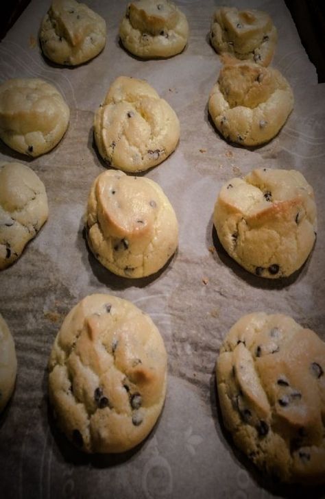 Cloud bread chocolate chip cookies via @SparkPeople Great Harvest Bread, Harvest Bread, Bread Chocolate, Make Chocolate Chip Cookies, Chocolate Chip Cookies Recipe, Cloud Bread, Low Carb Cookies, Low Carb Sweets, Keto Cookies